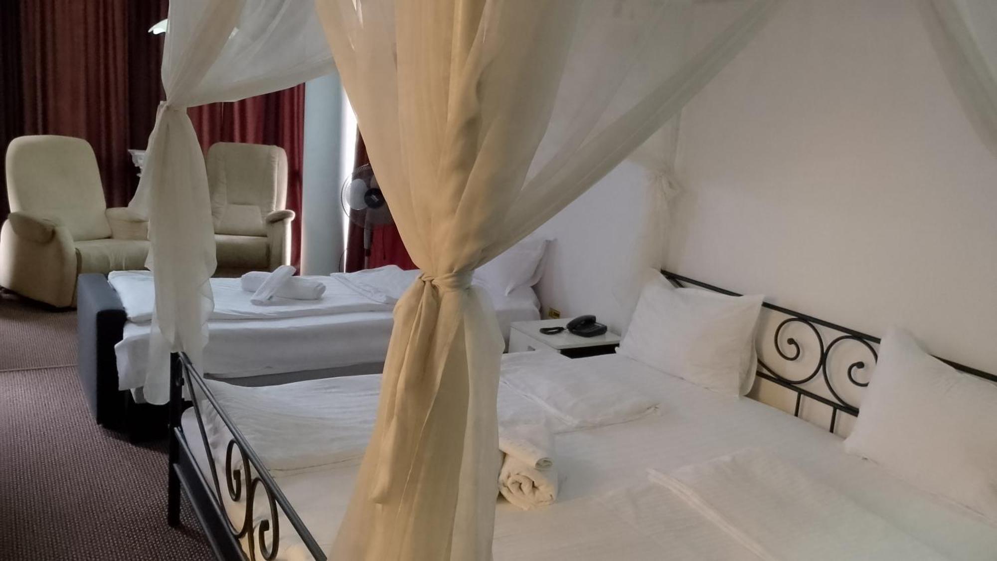 Rhc Royal Hotel Oradea Exterior foto